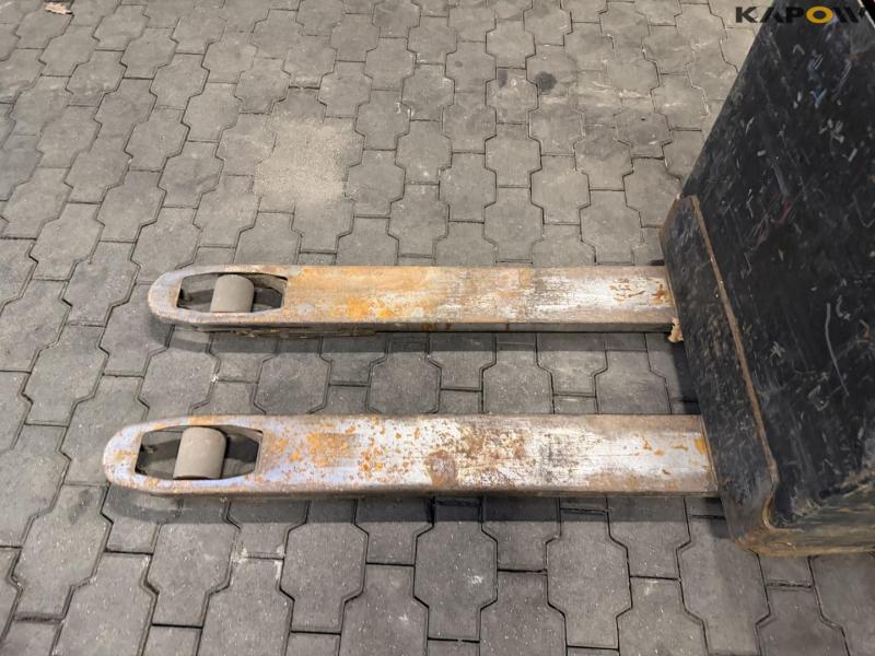 Toyota LWE 160 electric stacker 9