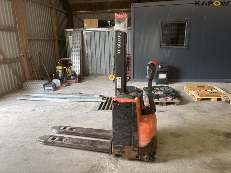 Toyota SWE080L electric stacker 8