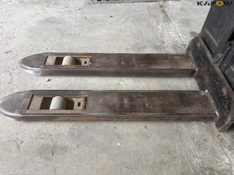 Toyota SWE080L electric stacker 9