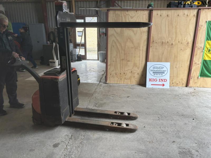 Toyota SWE080L electric stacker 27