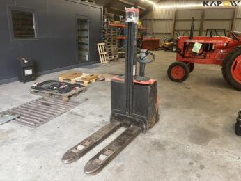 Toyota SWE080L electric stacker