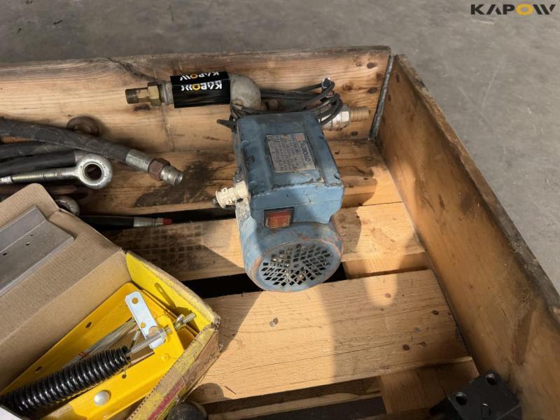 Pulley and oil pump 13