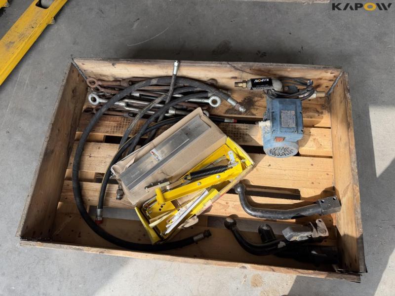 Pulley and oil pump 21