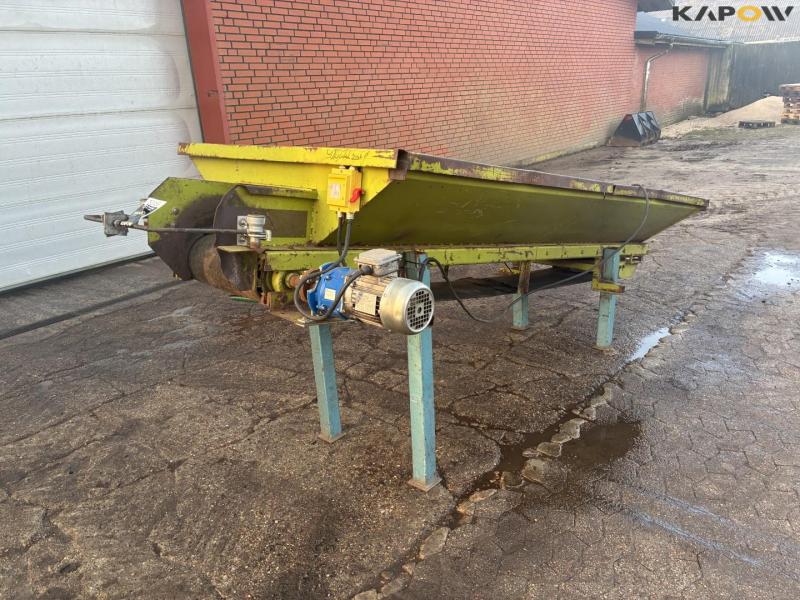 Conveyor belt with box 1