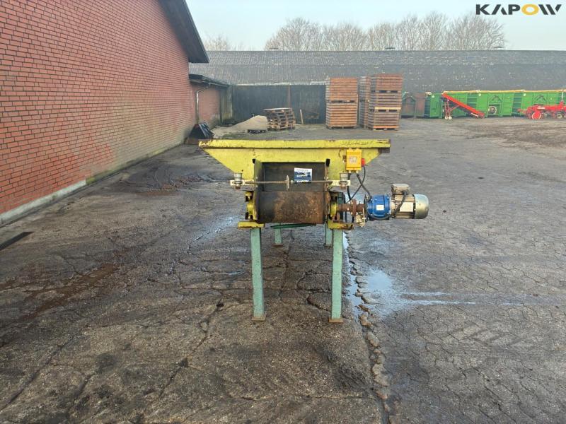 Conveyor belt with box 3