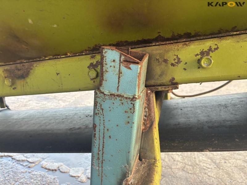 Conveyor belt with box 14