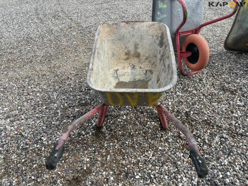 Wheelbarrows and sack trucks 32
