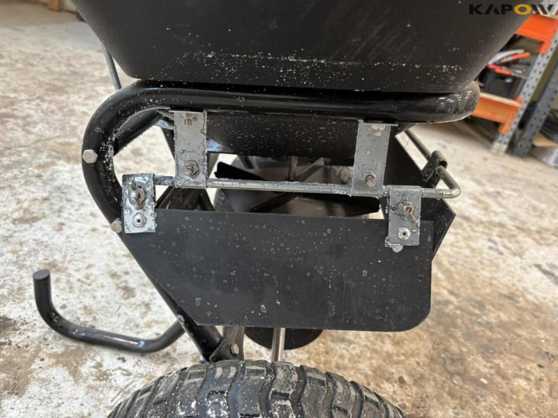 Trolla salt spreader 15