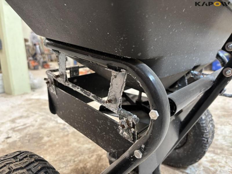 Trolla salt spreader 22