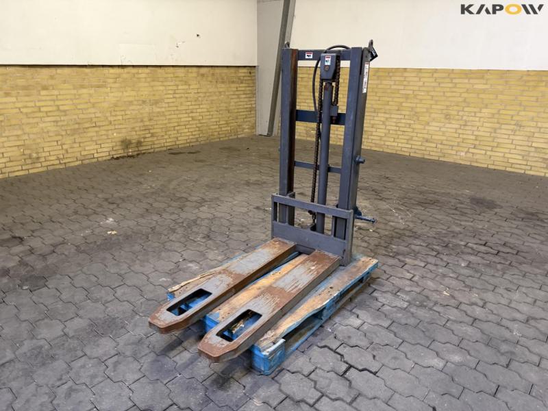 Truck tower for three-point hitch 1