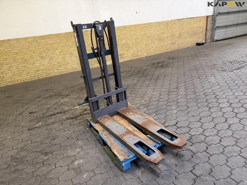 Truck tower for three-point hitch 3