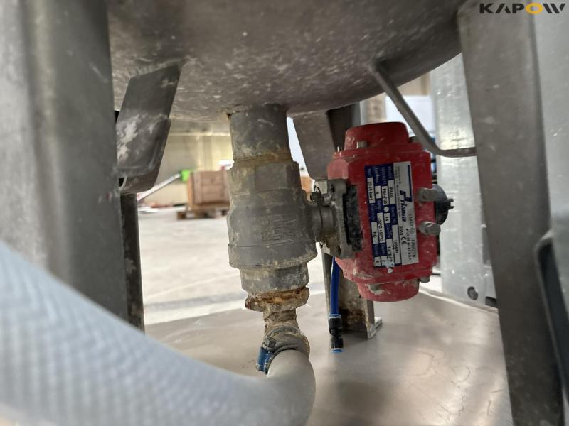 Pressure tank and tank with pump 13