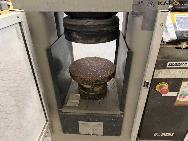 Pressure tester for concrete cubes 9