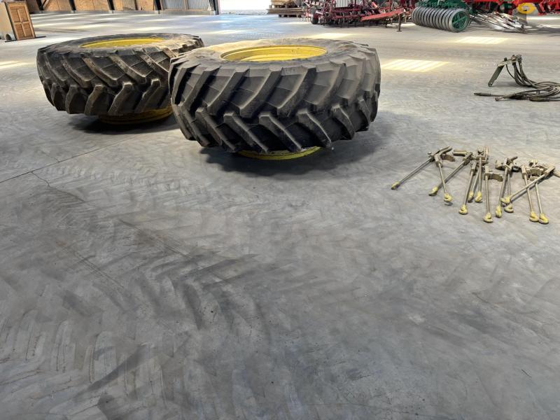 Twin wheels 650/85x38 with locks 4