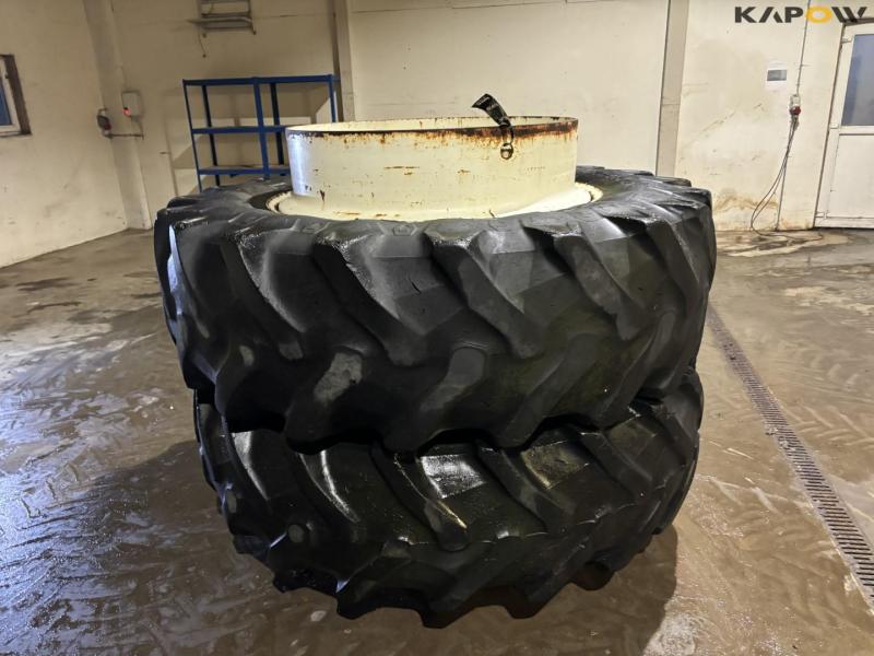 Twin wheels 20.8-R42 2