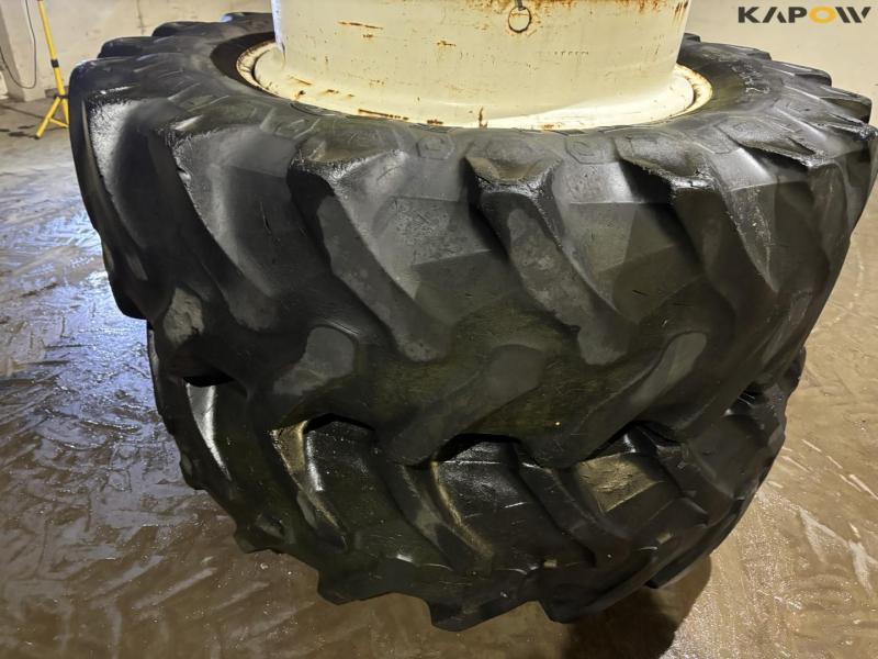 Twin wheels 20.8-R42 9