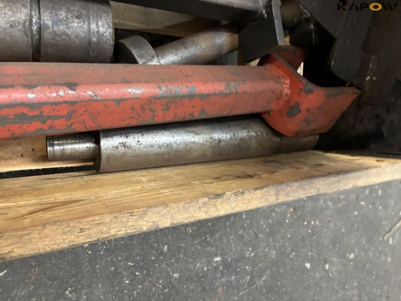 Lifting/support equipment 19