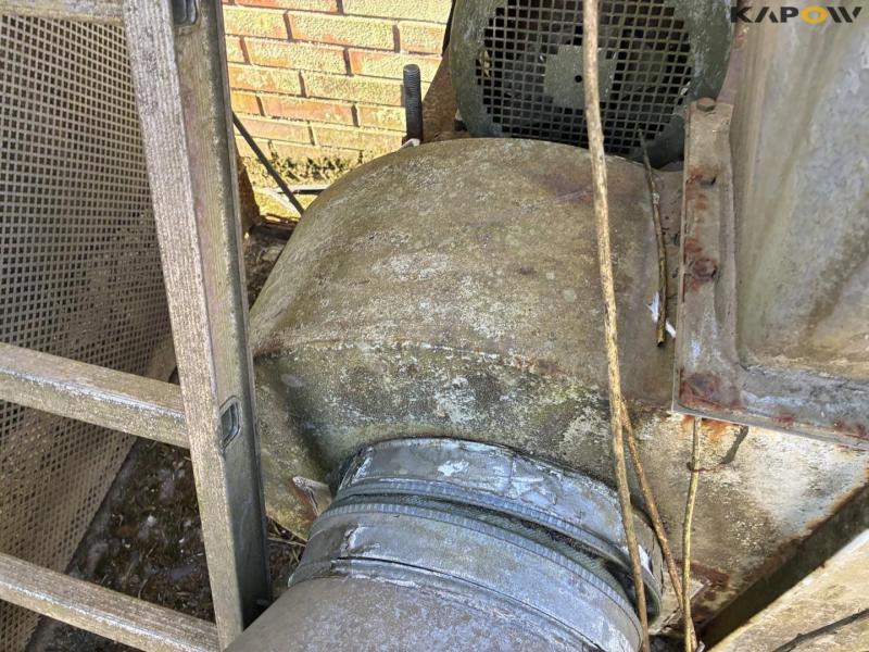 Extraction system 12