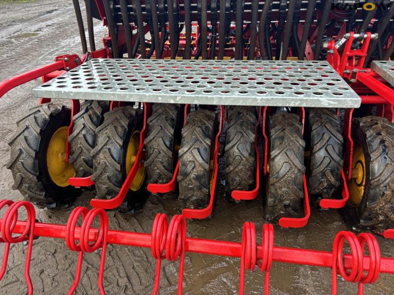 Väderstad Rapid 400 seed drill 42