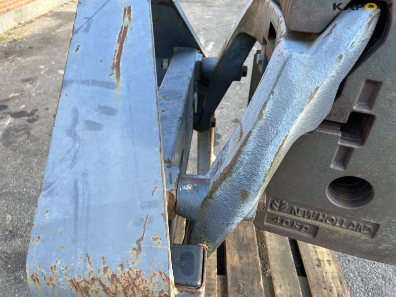 Weight blocks on HE-VA brackets 11