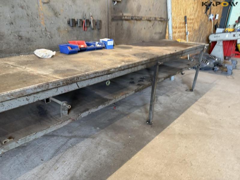 Workshop table with contents 13