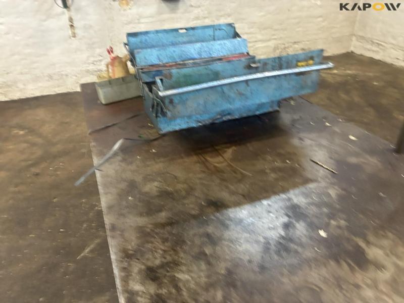 Workshop table with contents 29