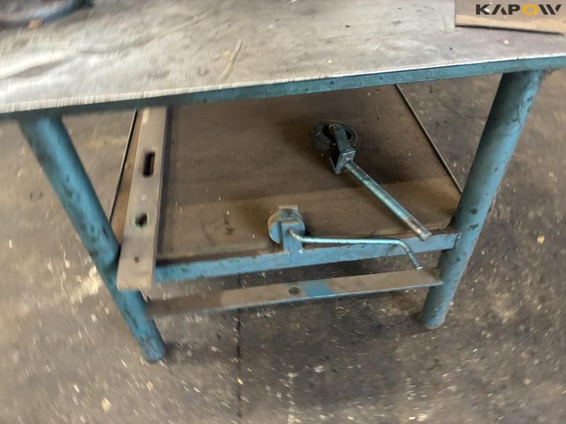 Workshop table with contents 30