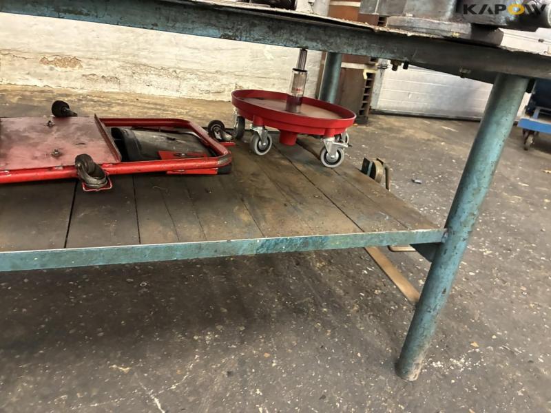Workshop table with contents 11