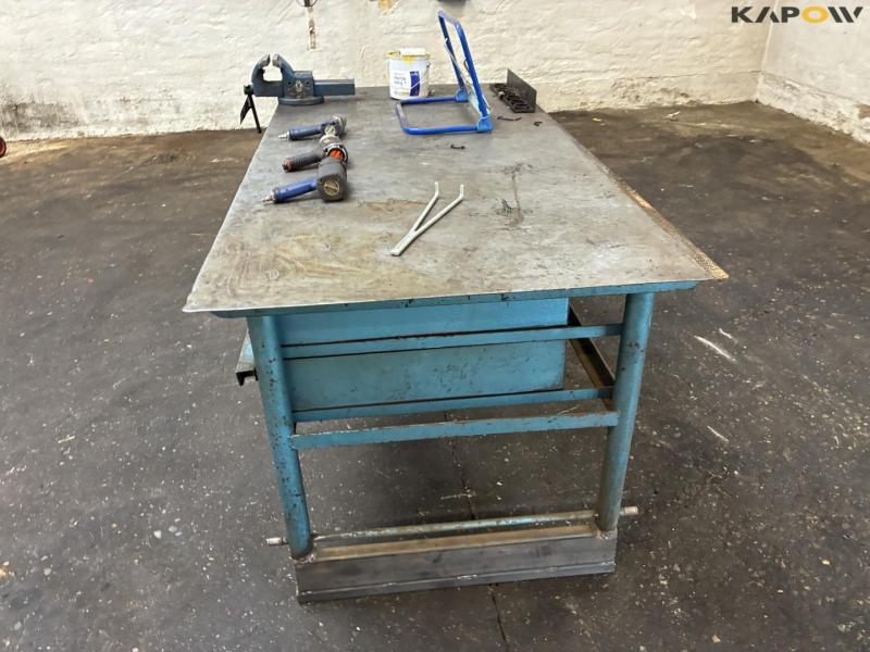 Workshop table with contents 7