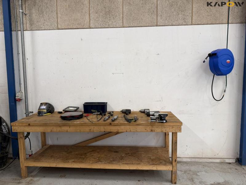 Workshop table with air tools and air hose 1