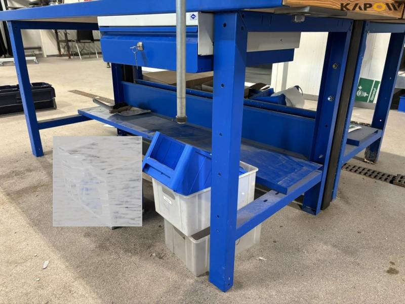 Workshop table with tools 4