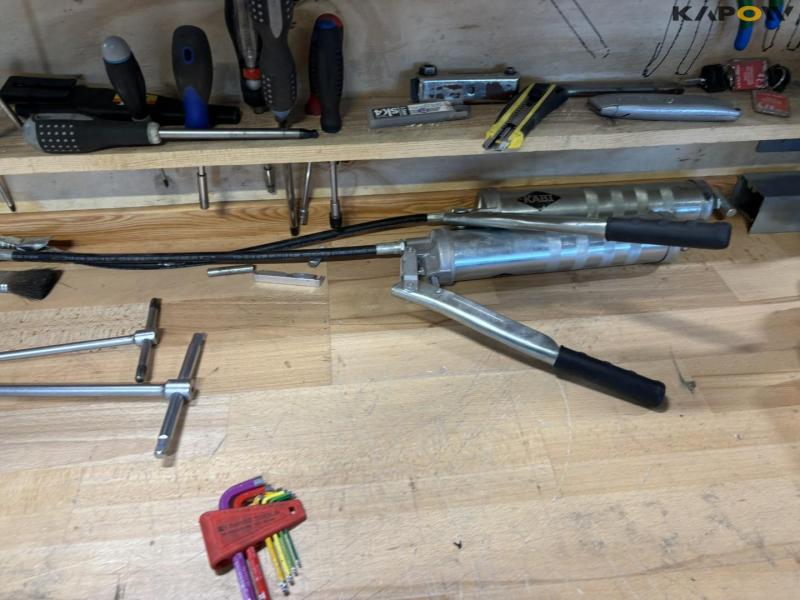 Workshop table with tools 15