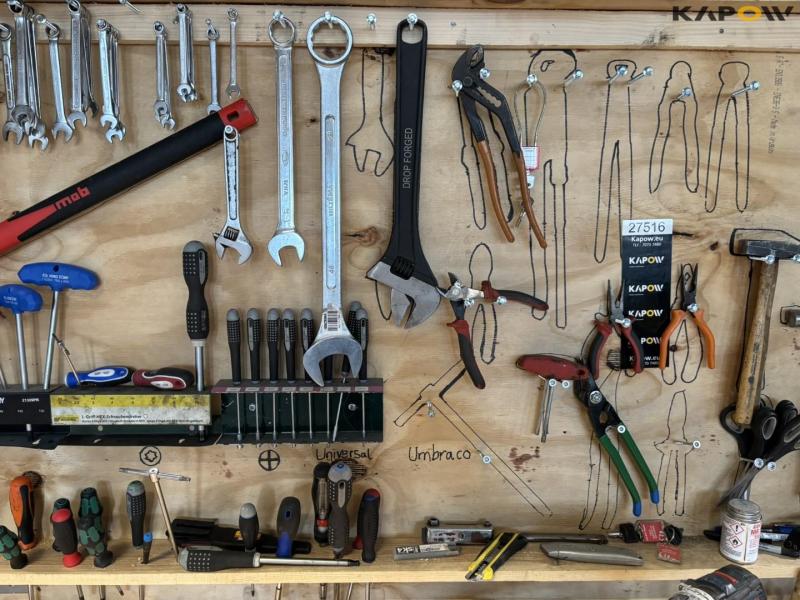 Workshop table with tools 19