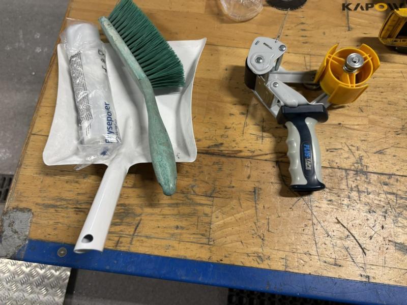 Workshop table with tools 16