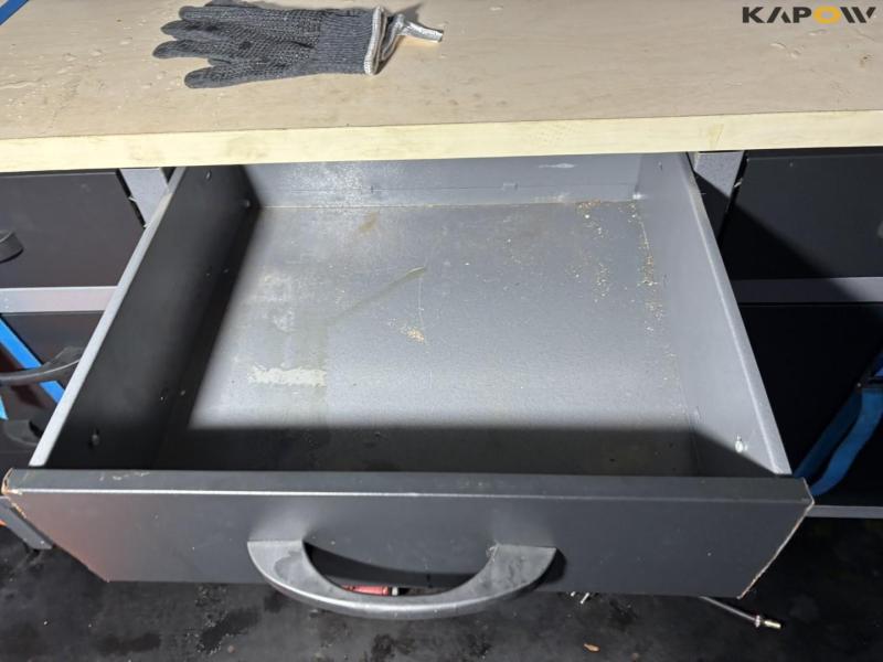 Workshop table and equipment 9