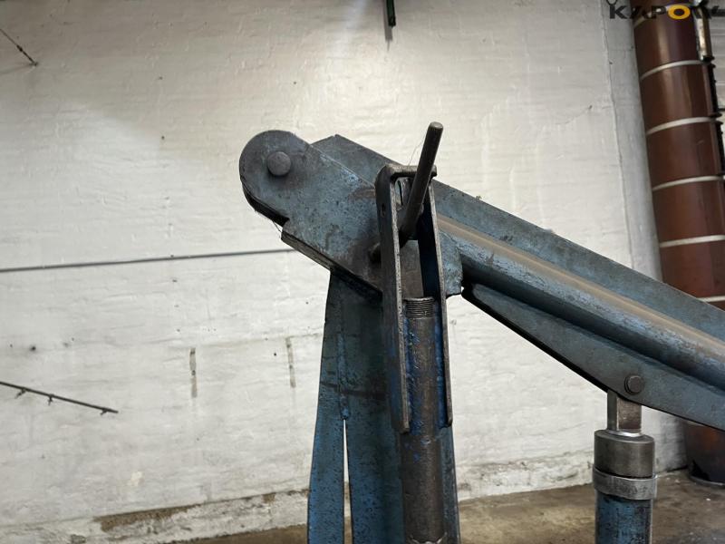 Workshop crane 12