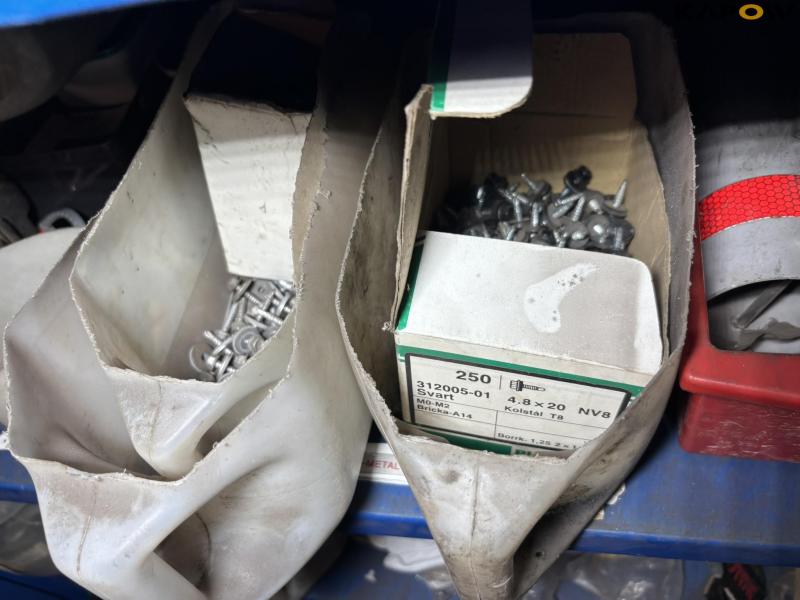 Workshop cabinet with contents 19