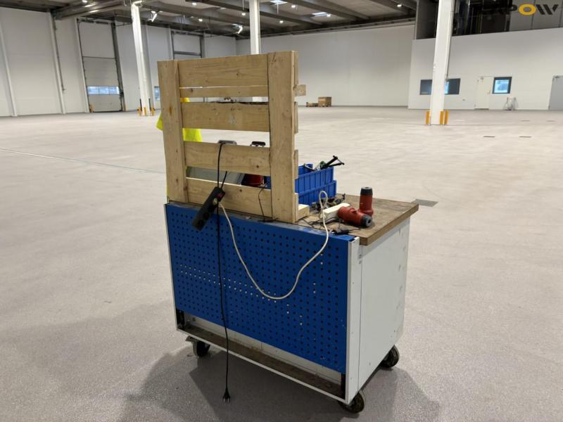 Tool trolley with contents 5