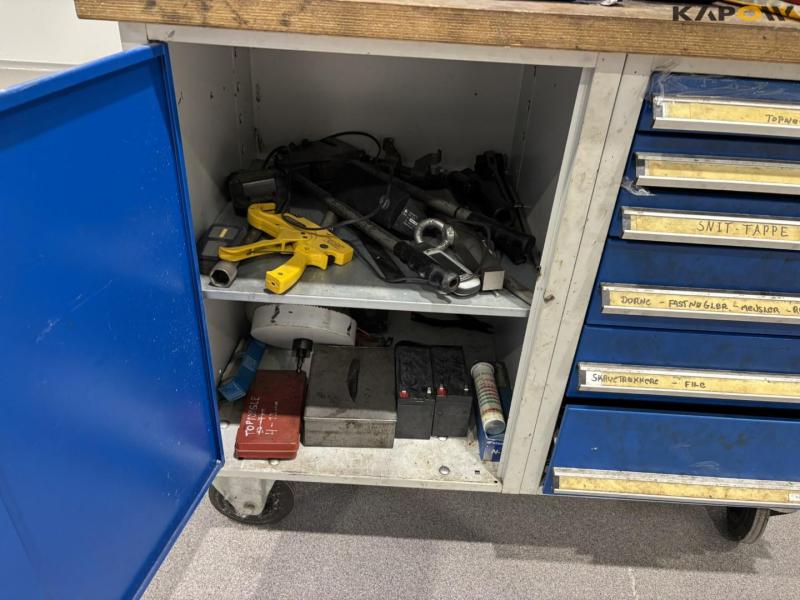 Tool trolley with contents 10