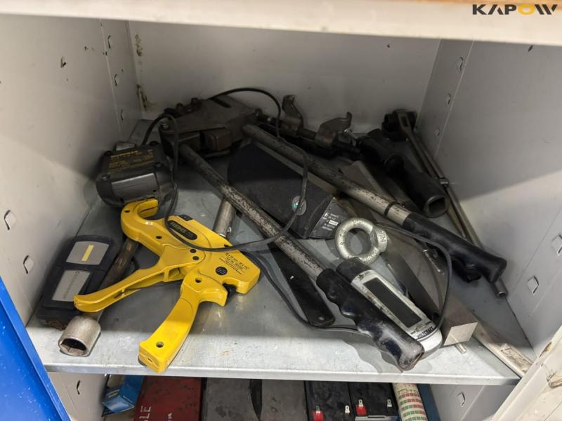 Tool trolley with contents 11