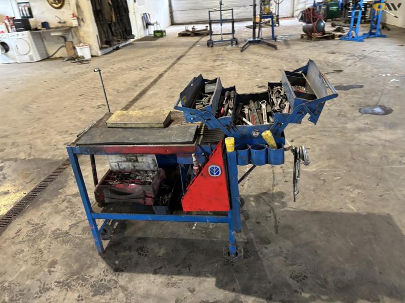 Tool trolley with contents 6