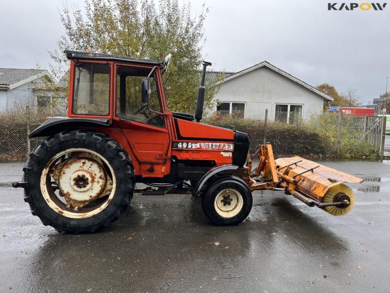 Valmet 405 tractor with broom 4
