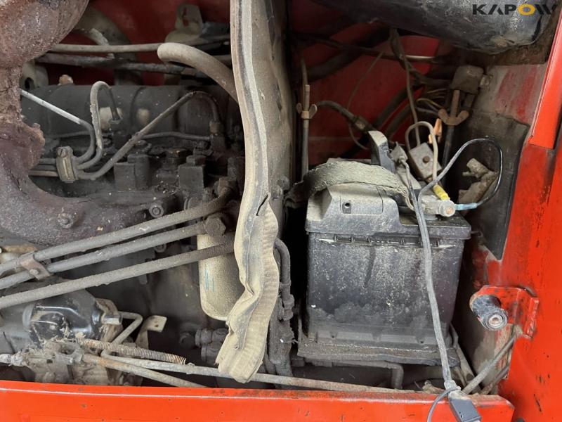 Valmet 405 tractor with broom 13