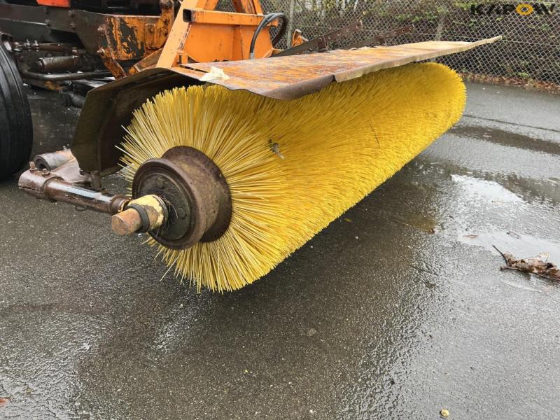 Valmet 405 tractor with broom 20