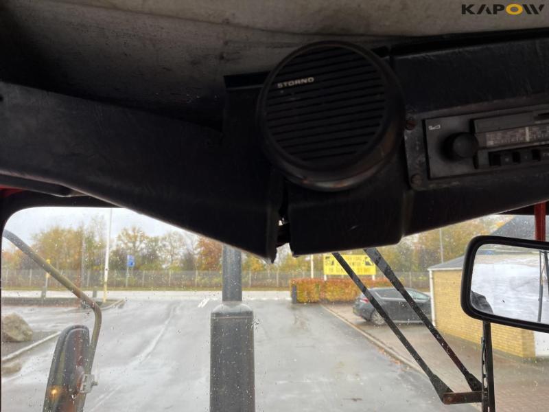 Valmet 405 tractor with broom 49