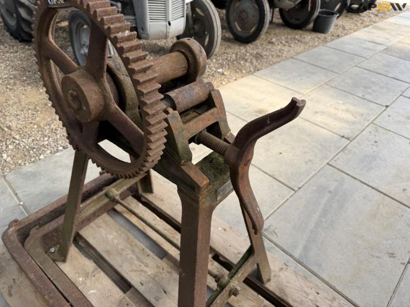 Rollers and pallet forks 10