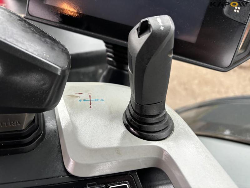 Valtra S394 tractor 63