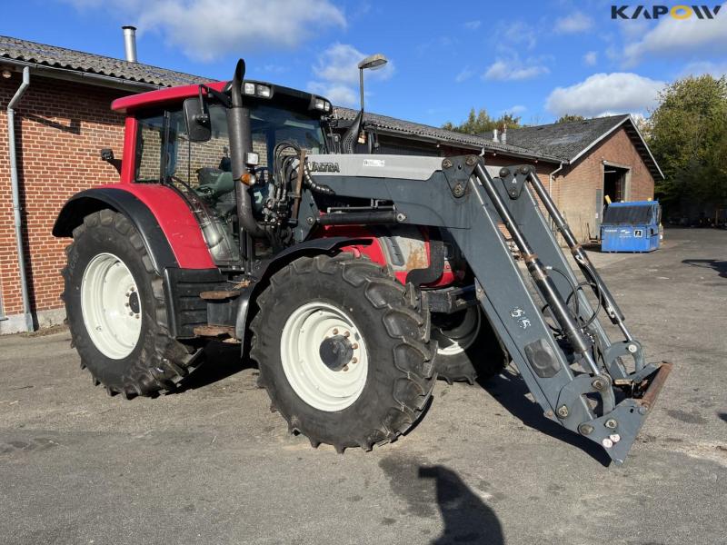 Valtra N142 tractor with front loader 3