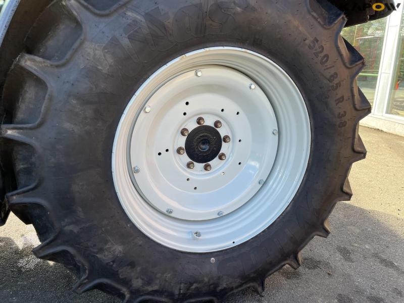 Valtra N142 tractor with front loader 9