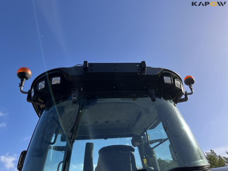 Valtra S374 tractor 35